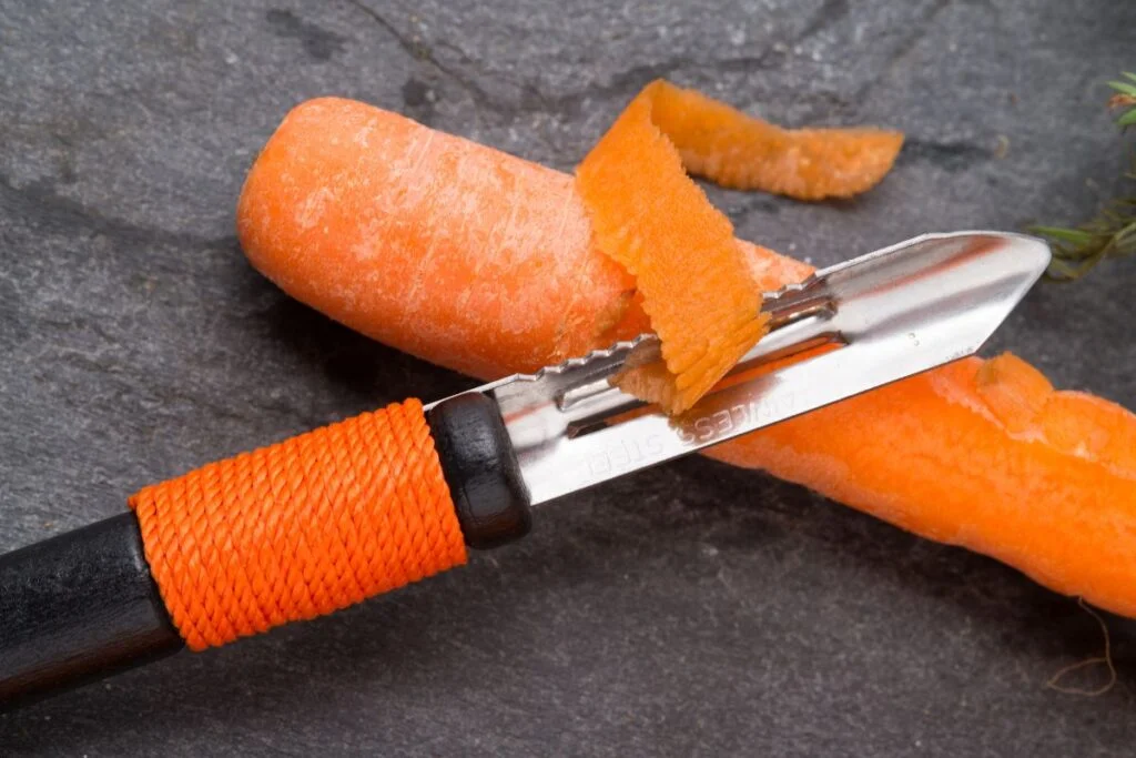 Can geese eat carrot peel?